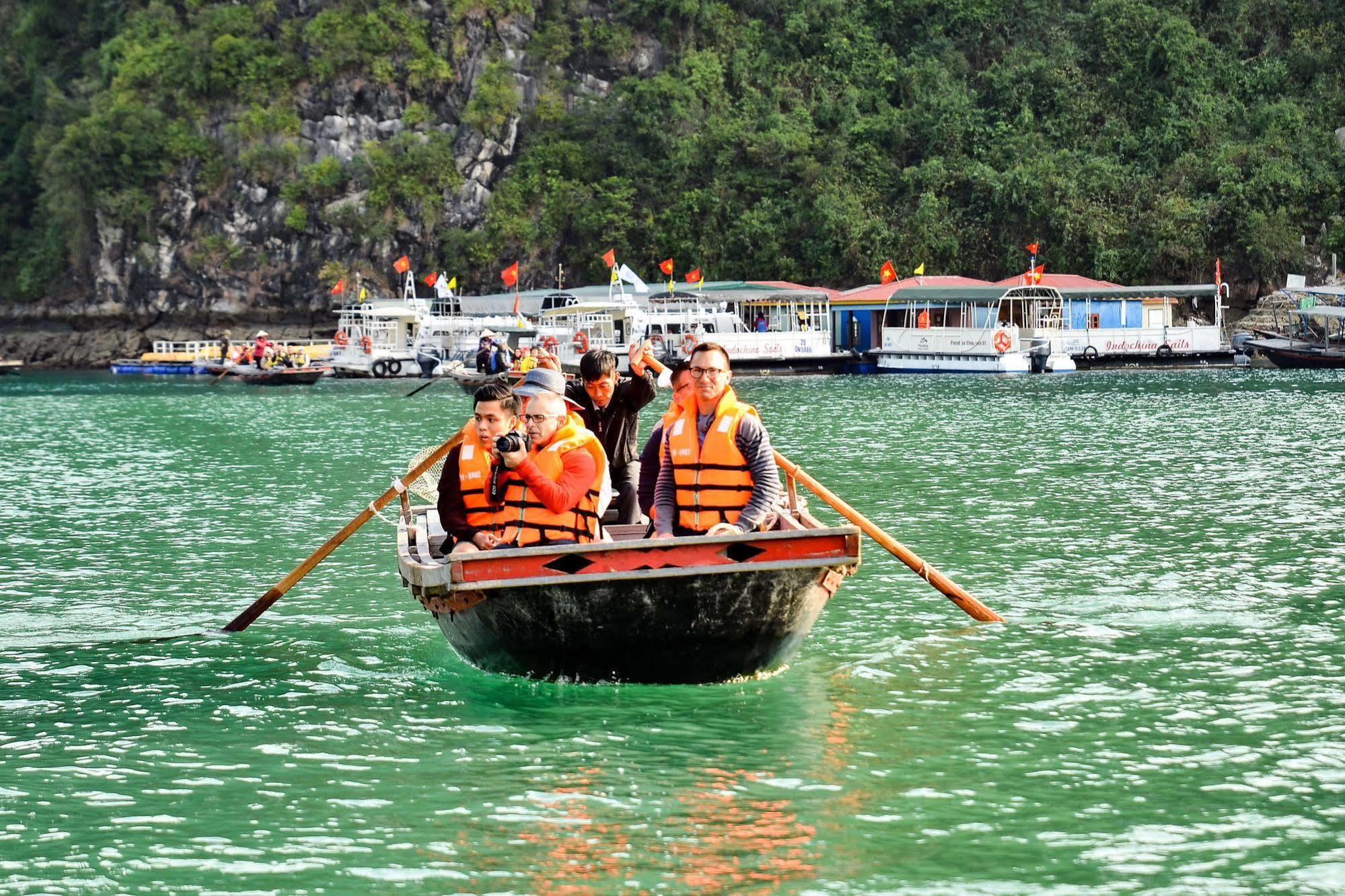  Paradise Luxury Sails Cruise